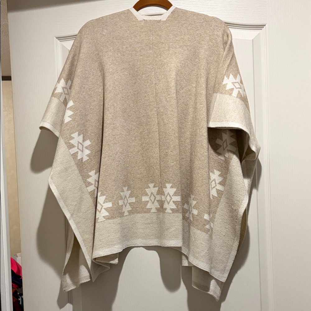 Elegant Beige and White Poncho - Picture 2 of 4